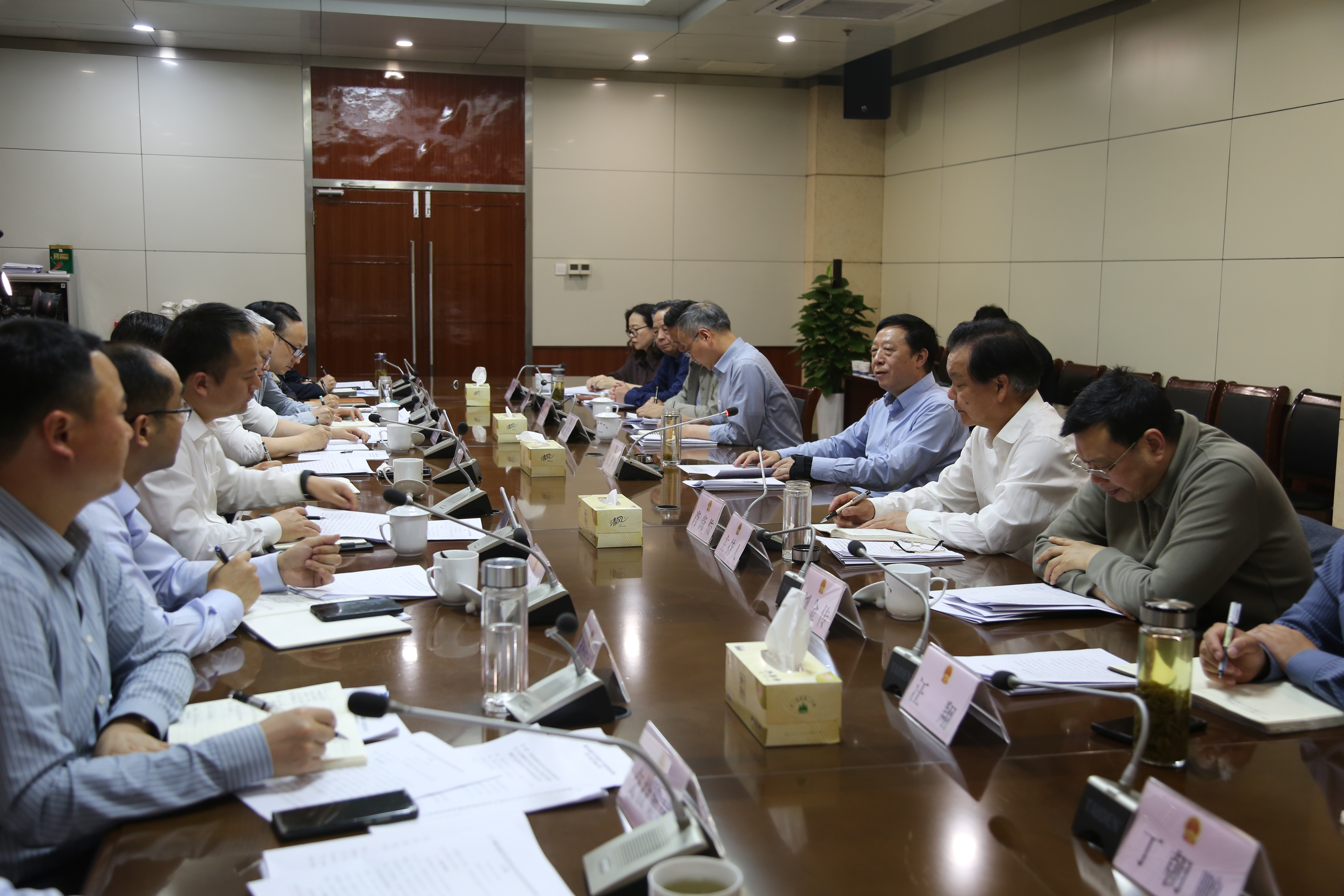 市人大议案审查会召开  张梦生等参加