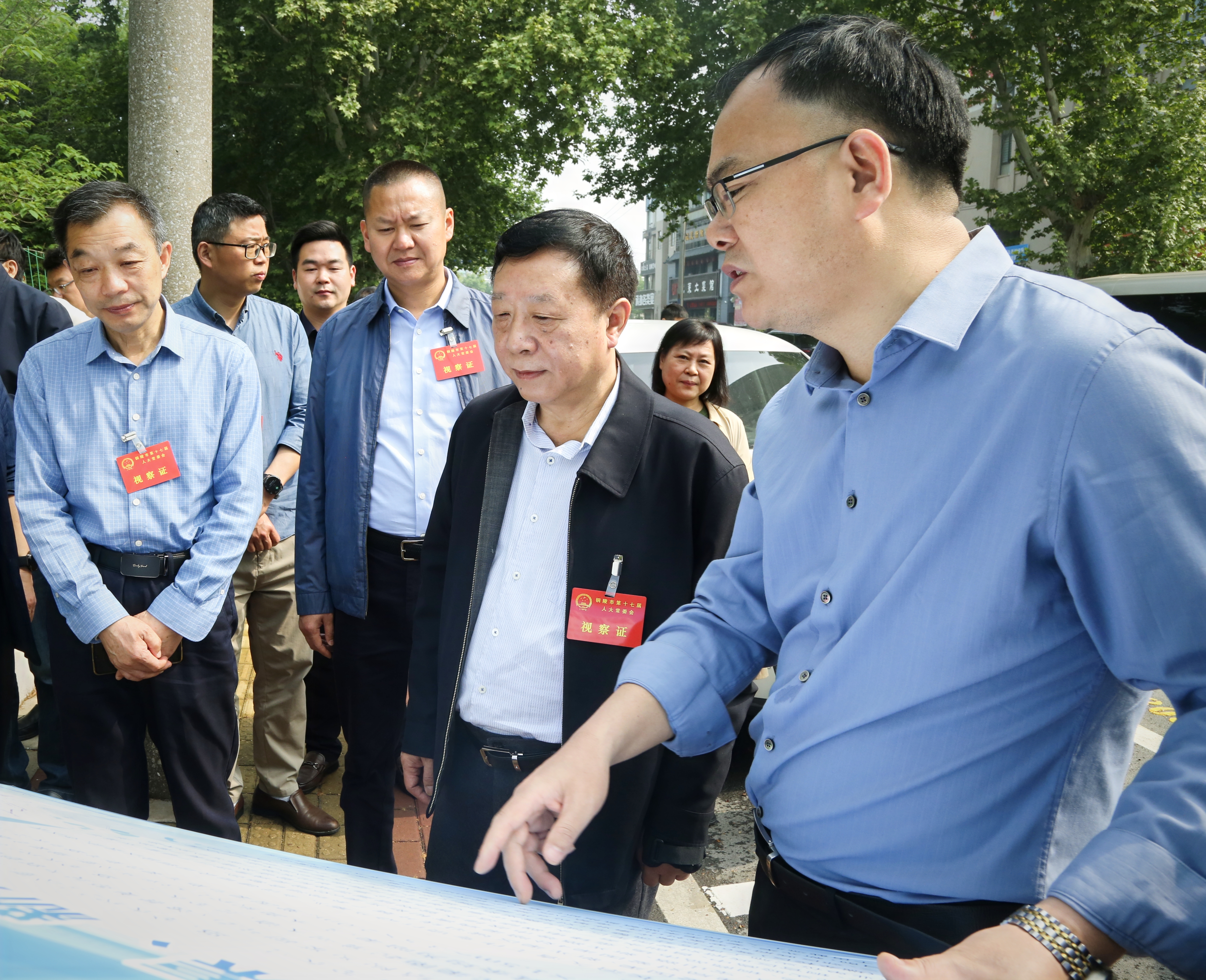 市人大常委会开展“黑砂河长治久清专项评议”集体视察  张梦生率队