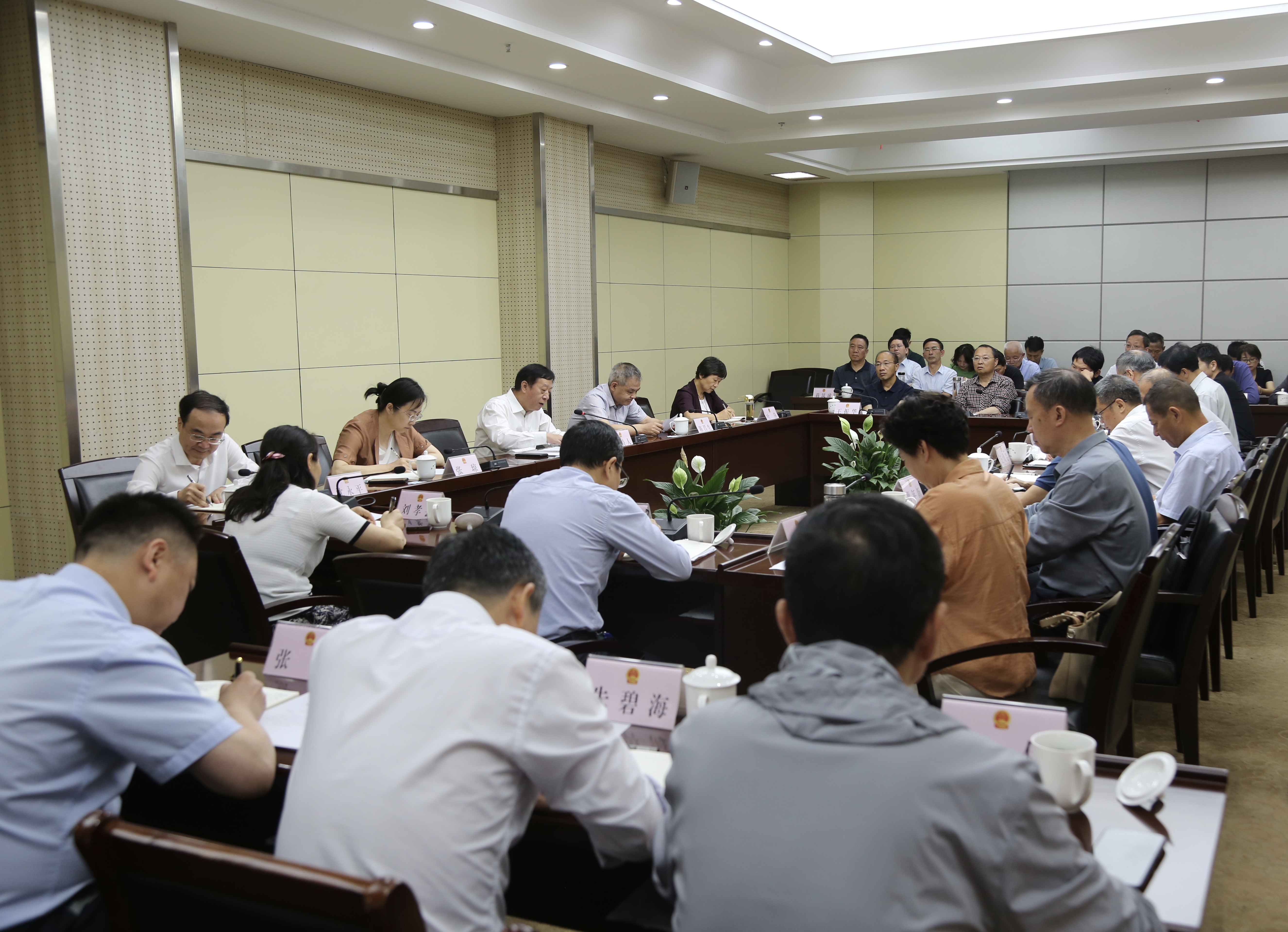 市人大常委会党组及机关党组理论学习中心组学习（扩大）会议召开   张梦生主持