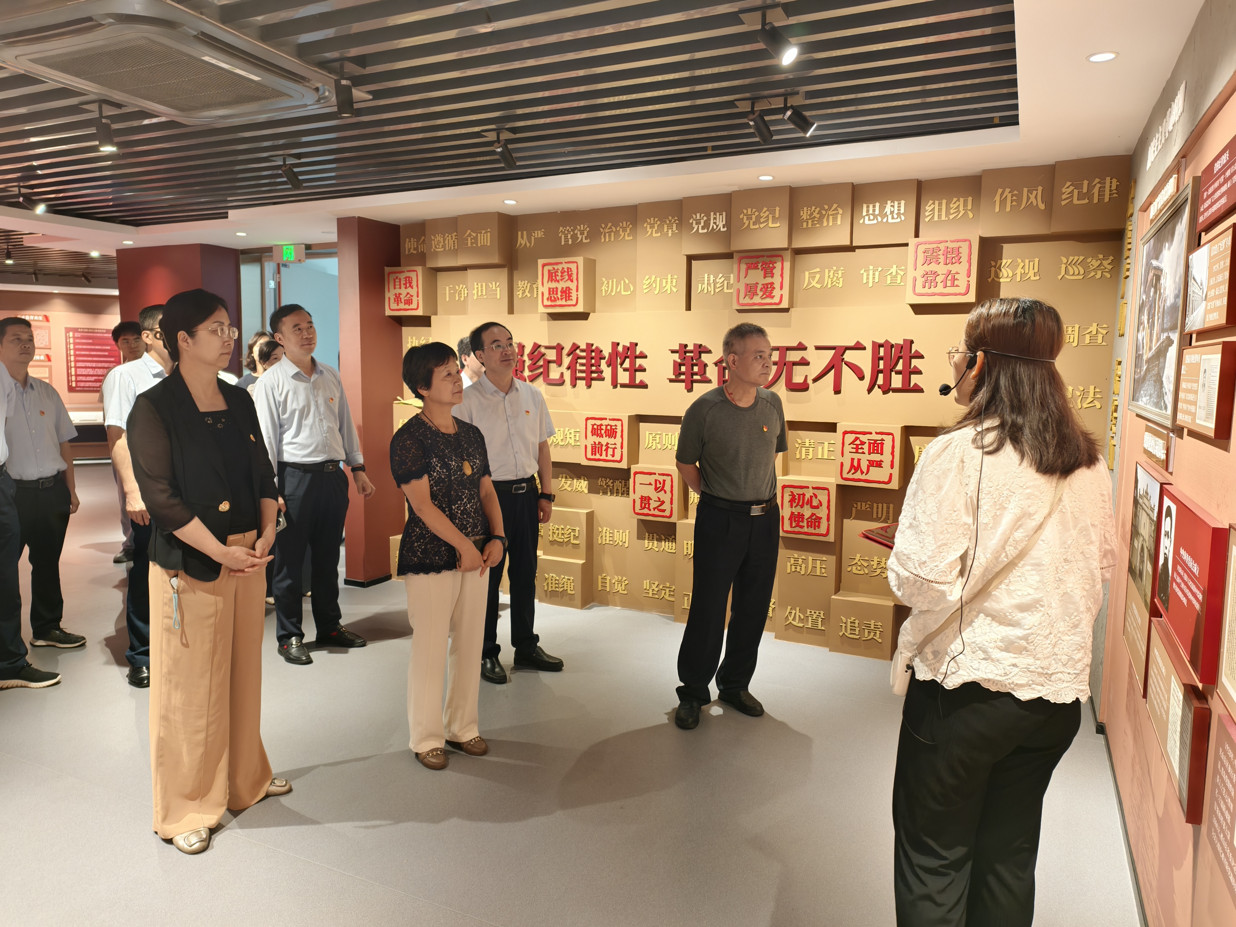 市人大常委会及机关组织开展警示教育活动