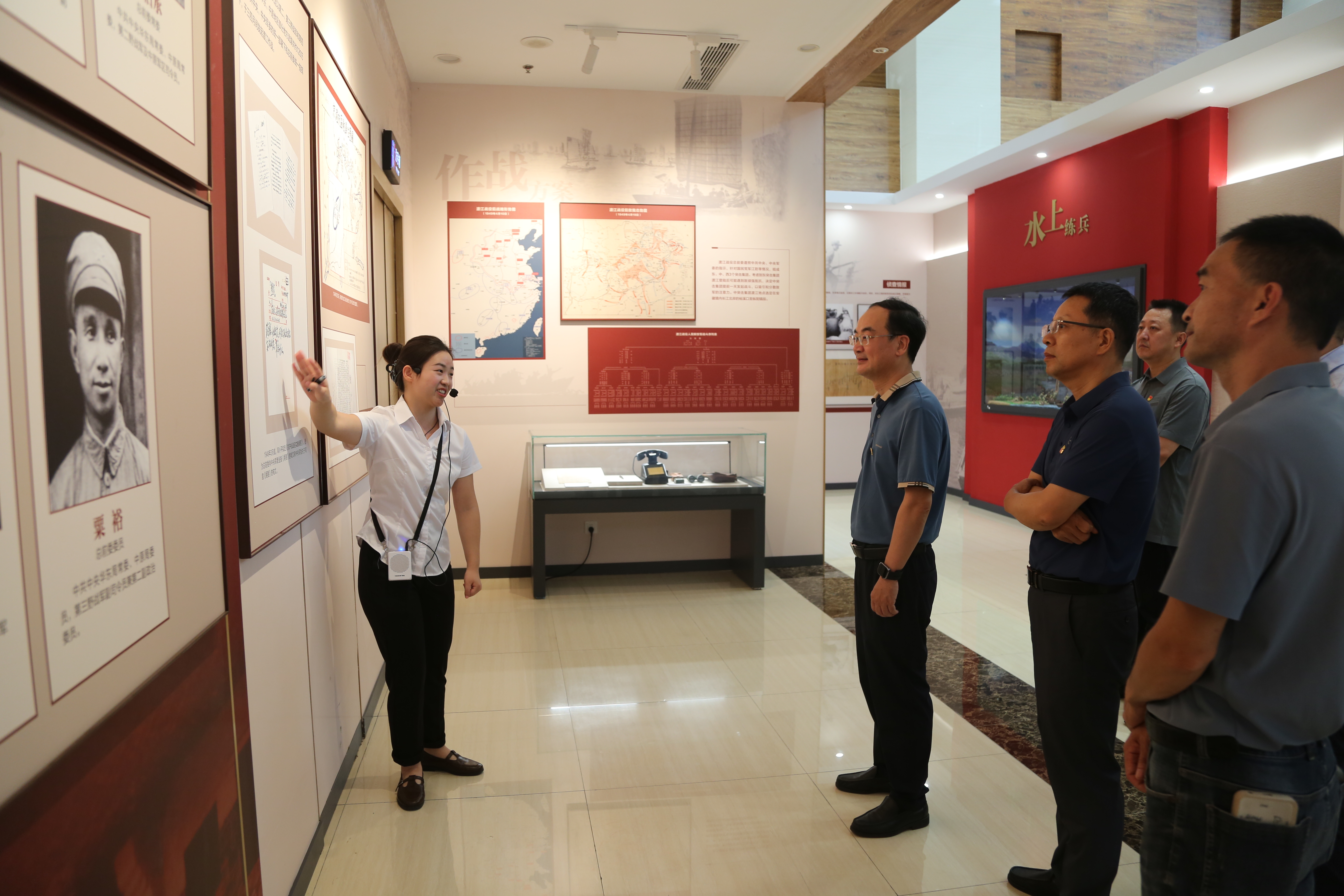 市人大常委会机关组织党员干部参观江南解放第一城档案文献展