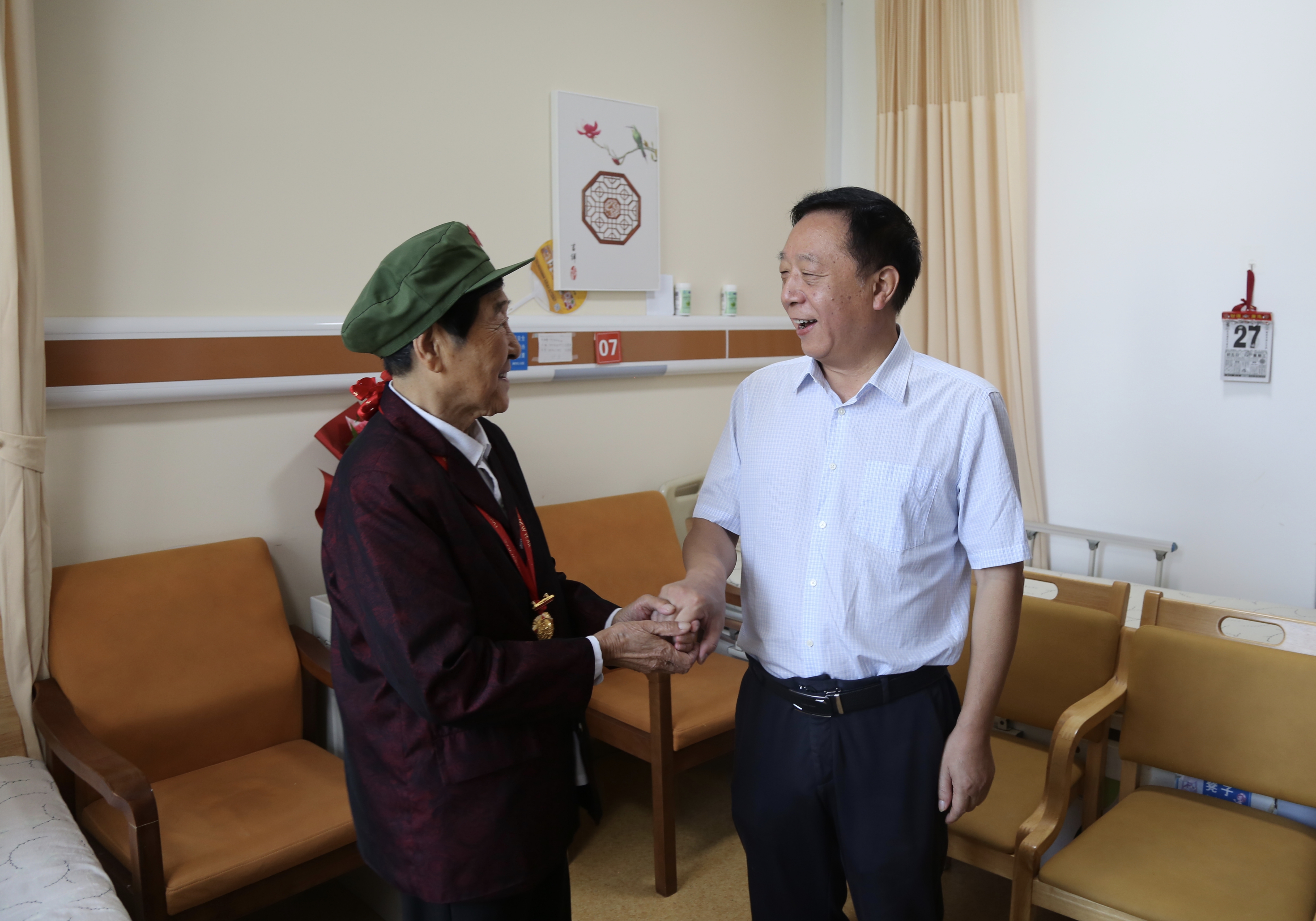张梦生走访慰问抗战老战士