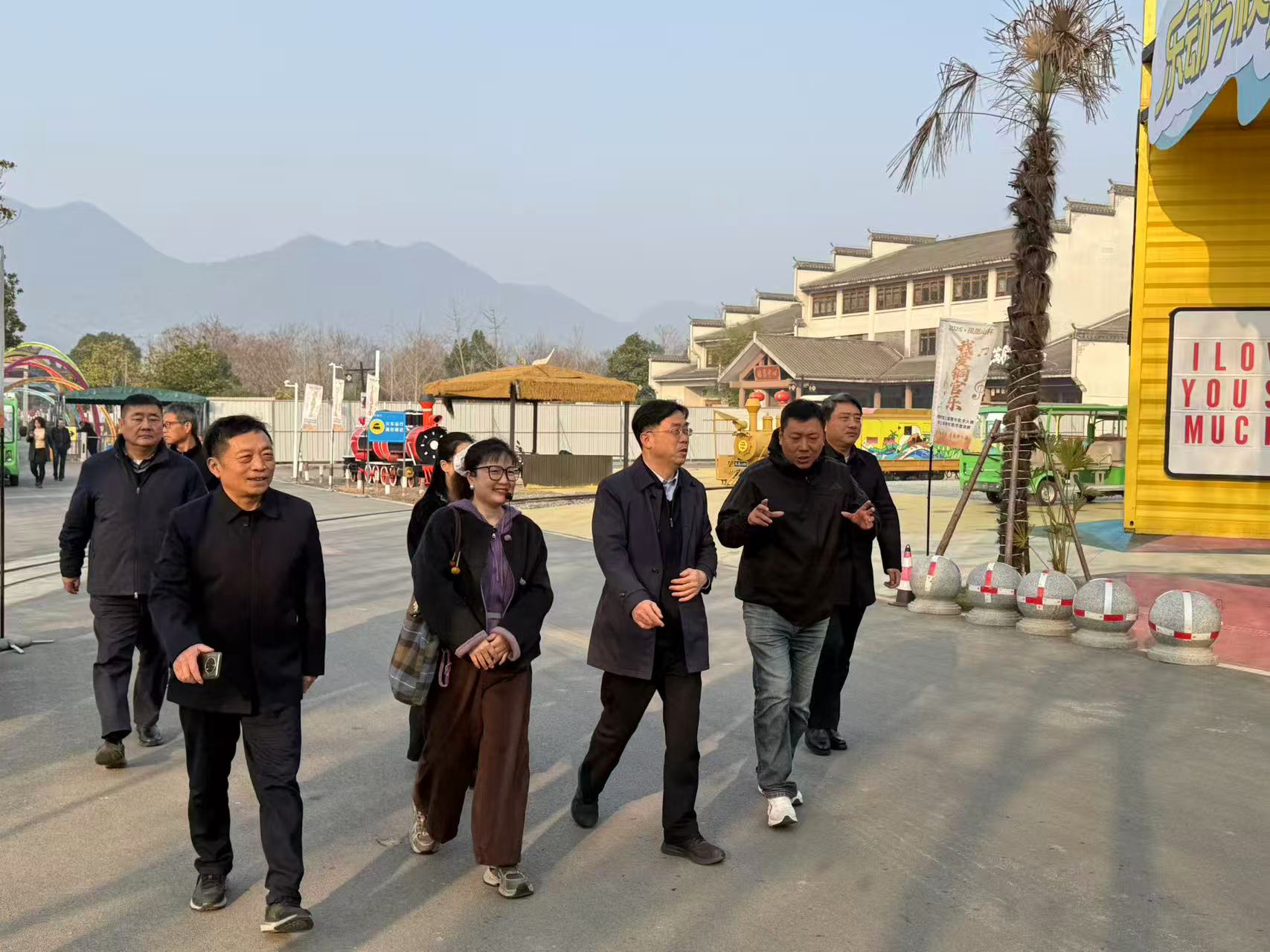 姚贵平赴义安区参加代表小组活动