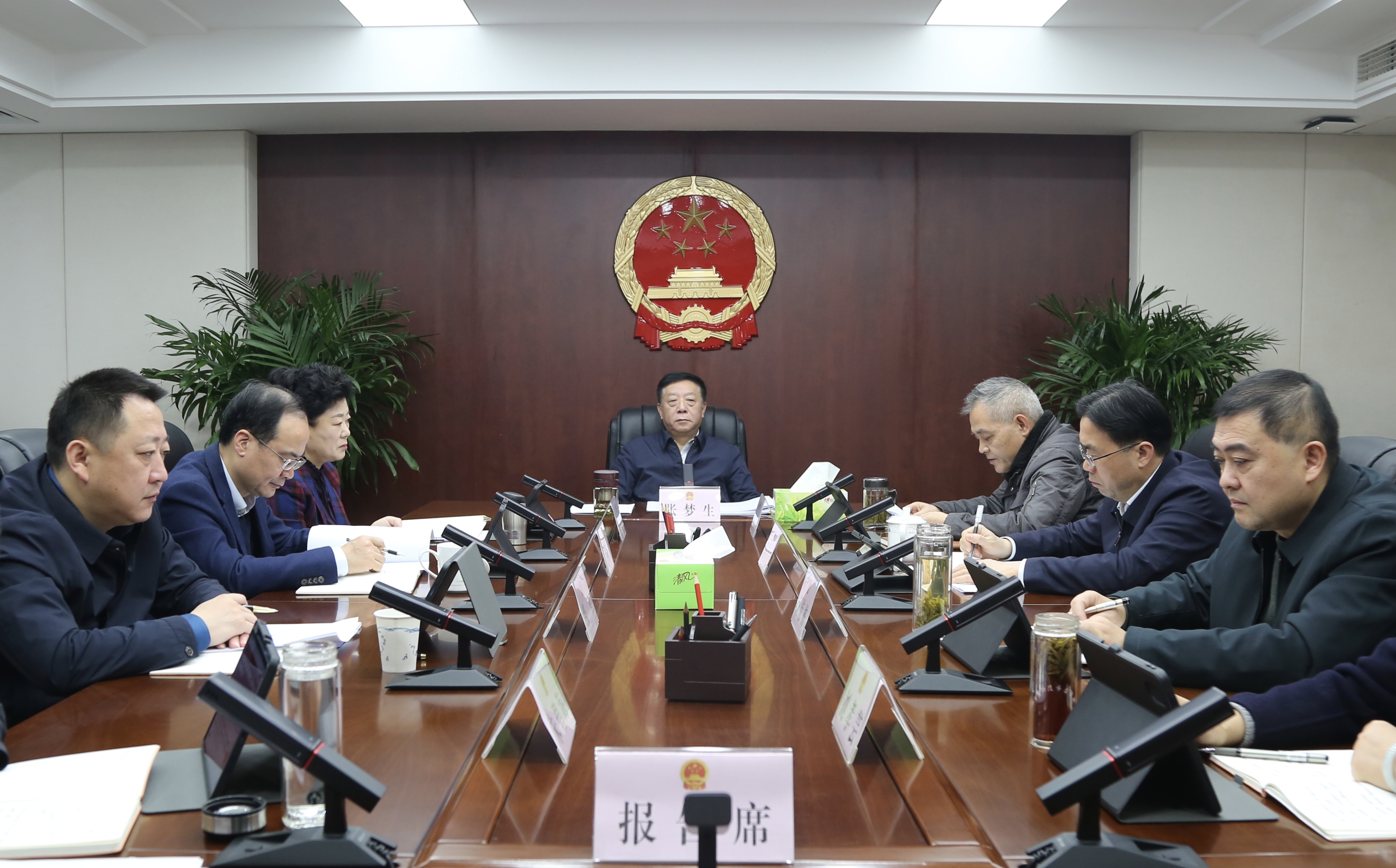 市人大常委会党组理论学习中心组学习会议暨学习贯彻四中全会精神专题研讨会议召开 张梦生主持