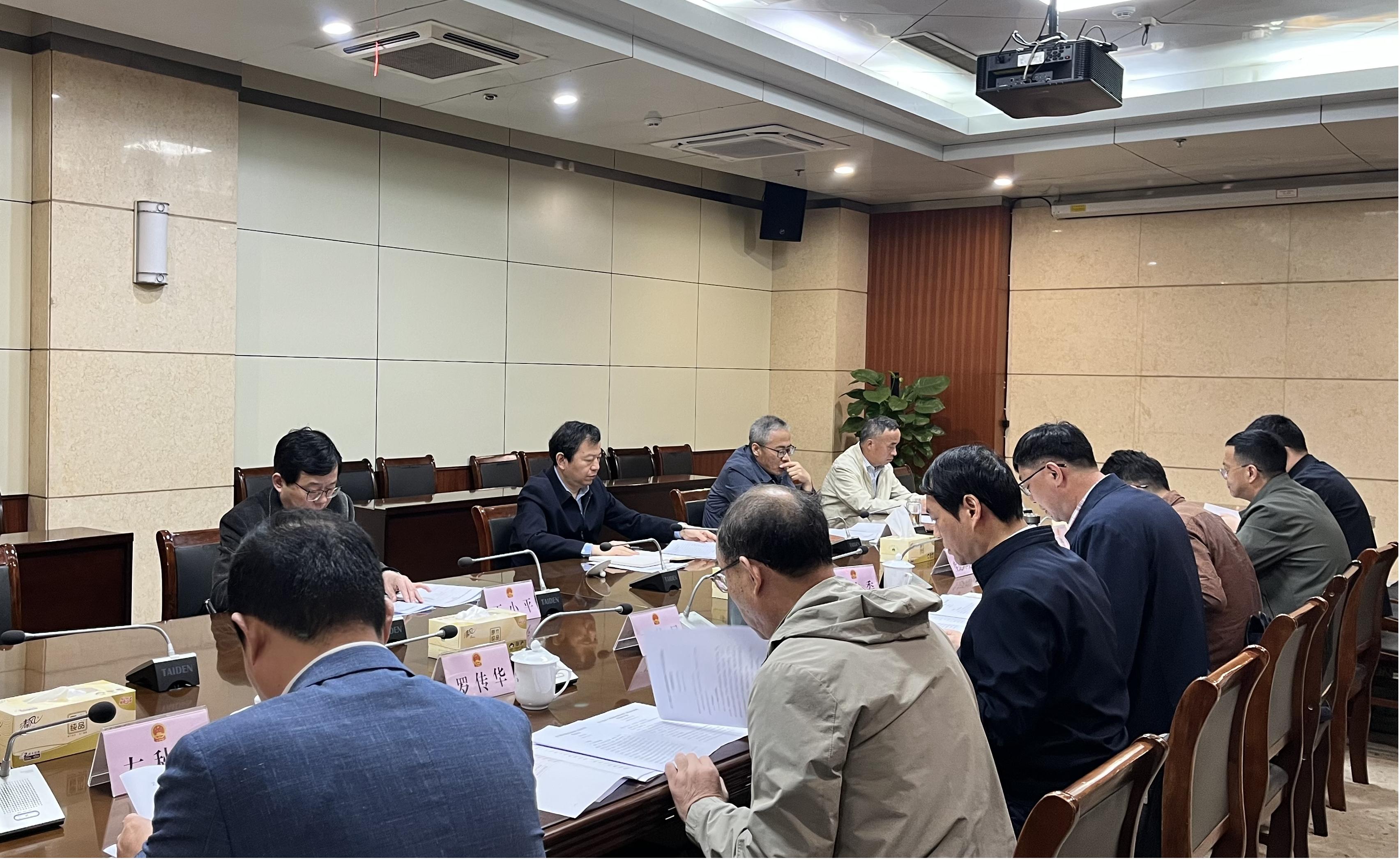 汪发进参加议案审查调研座谈会