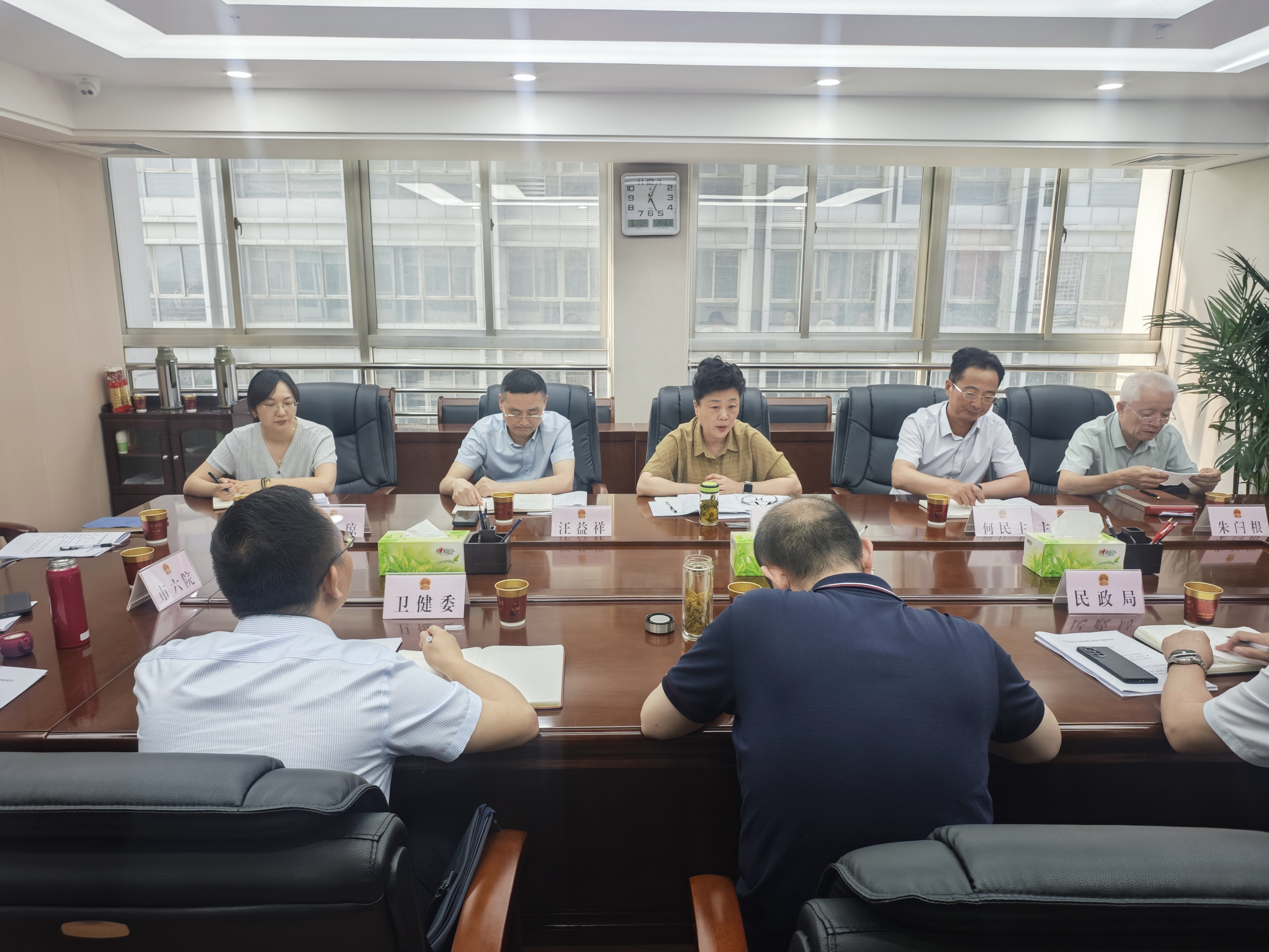 郑晓艳参加全市医养结合服务能力建设专题座谈会