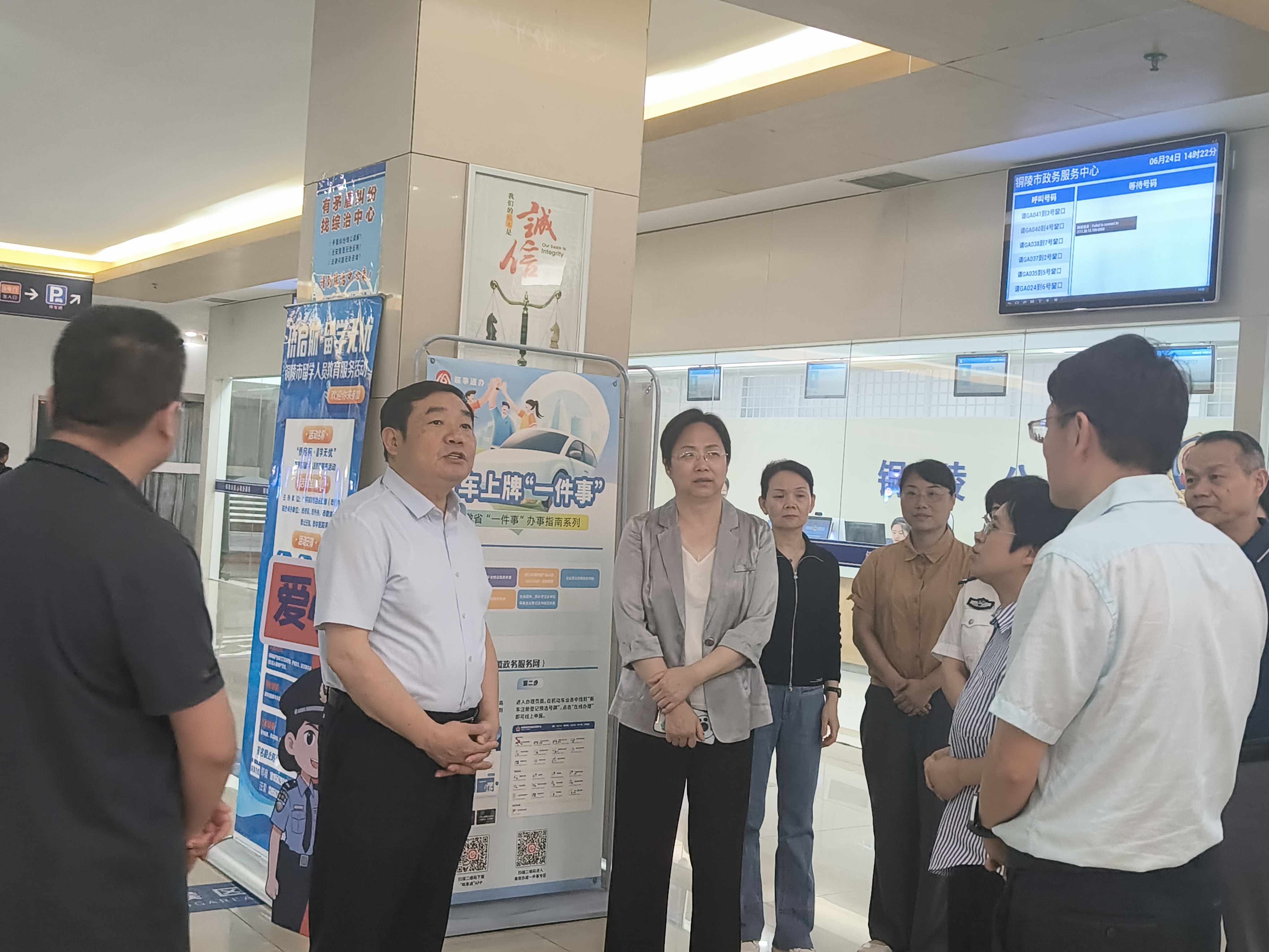张琼陪同省人大常委会执法检查组检查我市无障碍环境建设法贯彻实施情况