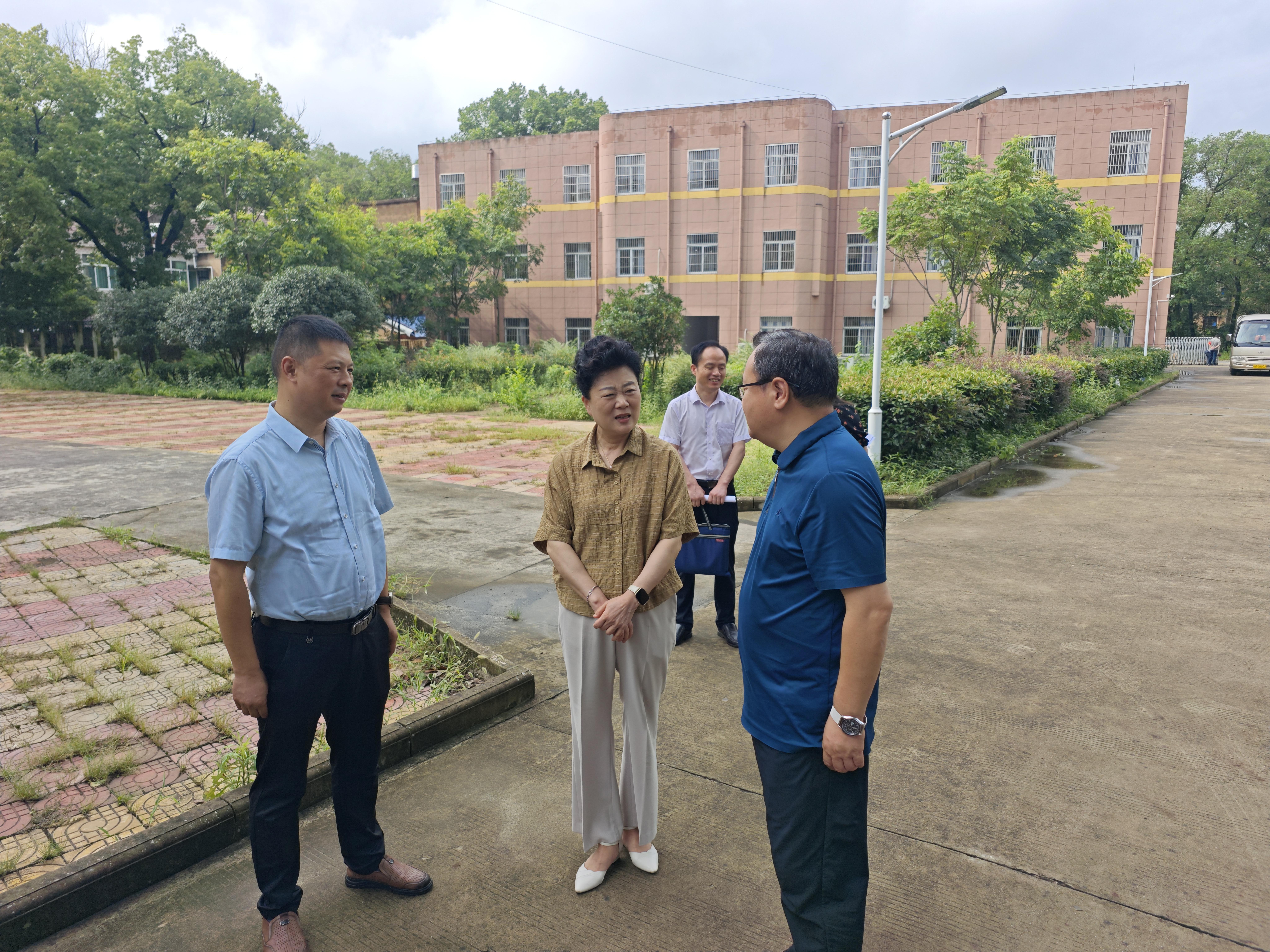 郑晓艳调研偏远地区教育工作