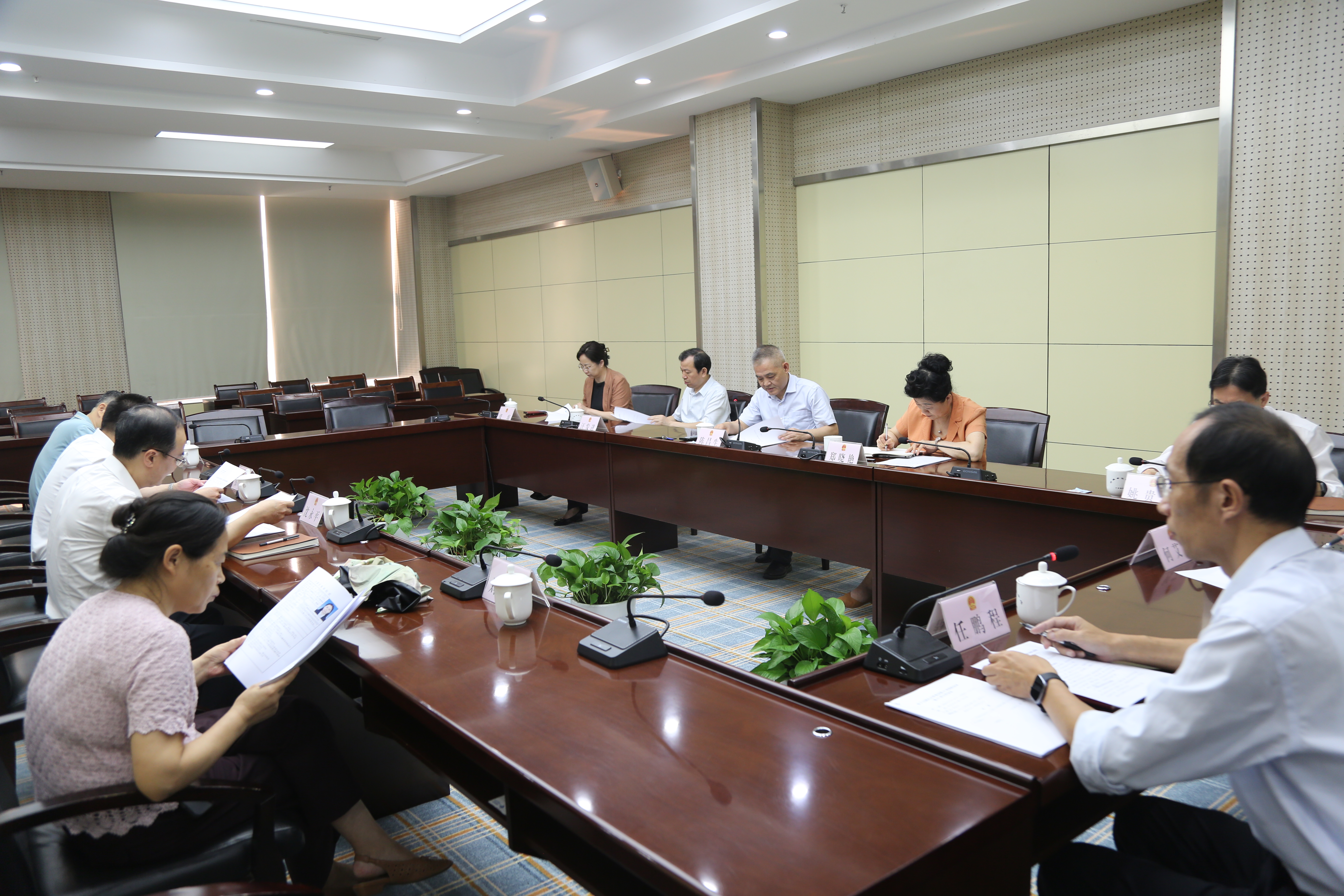 市十七届人大常委会党组会议暨主任会议召开